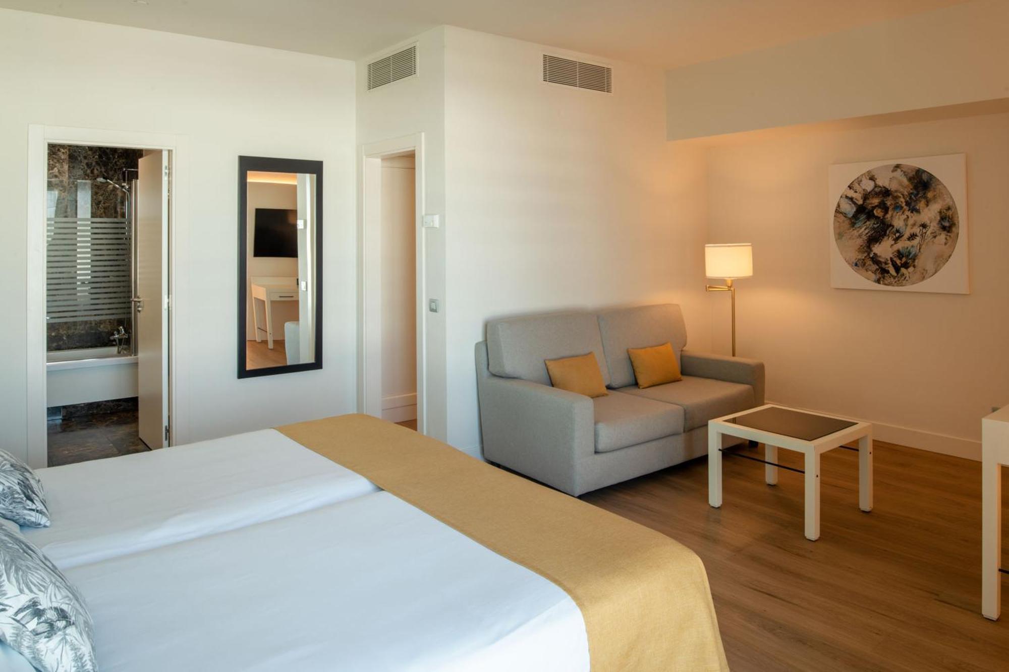 Arrecife Gran Hotel & Spa Dış mekan fotoğraf A room at the hotel