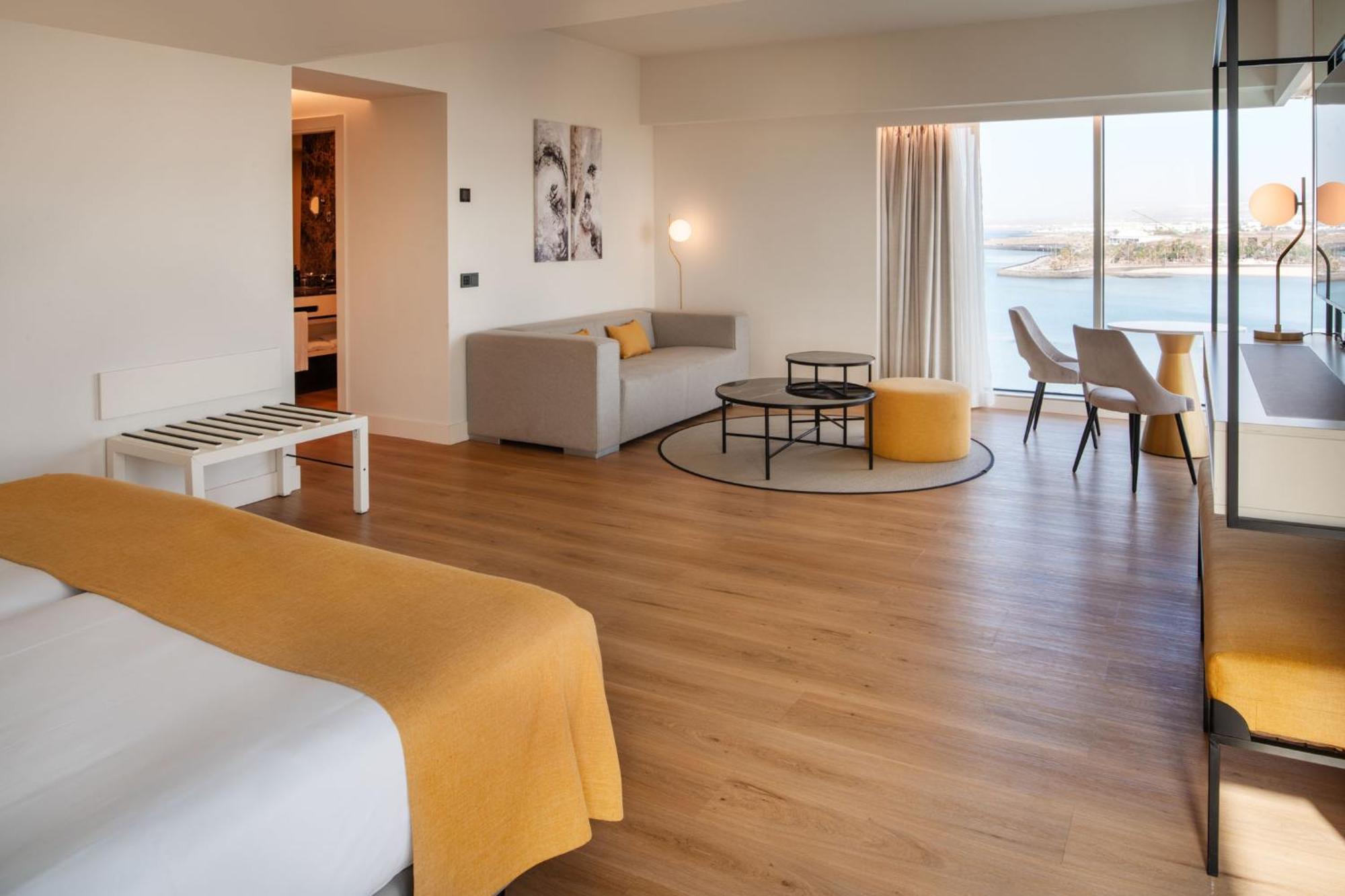 Arrecife Gran Hotel & Spa Dış mekan fotoğraf A room at the hotel