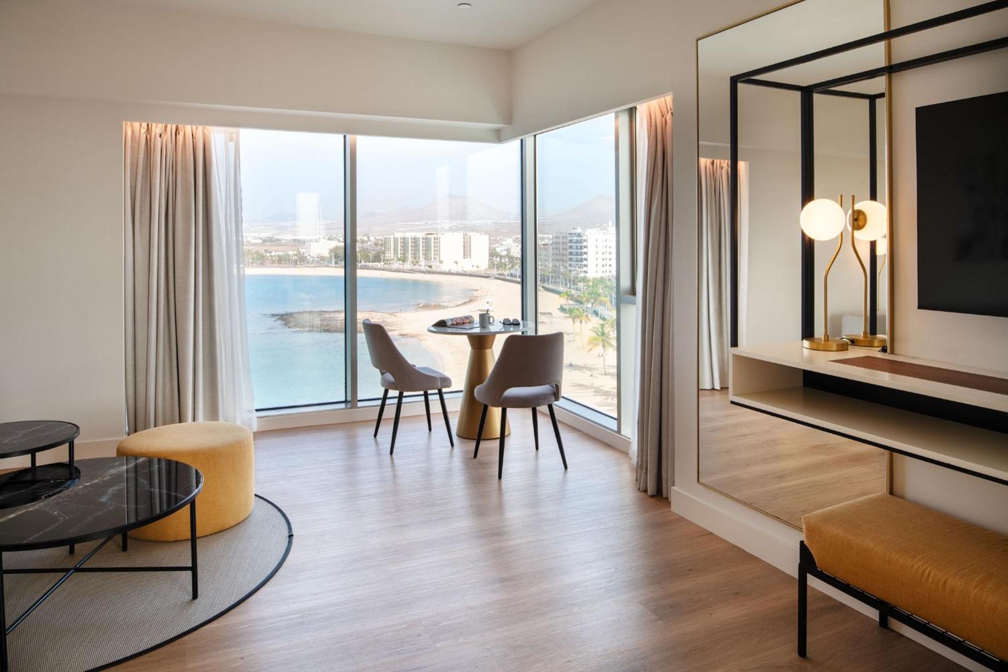 Arrecife Gran Hotel & Spa Dış mekan fotoğraf A suite at the hotel